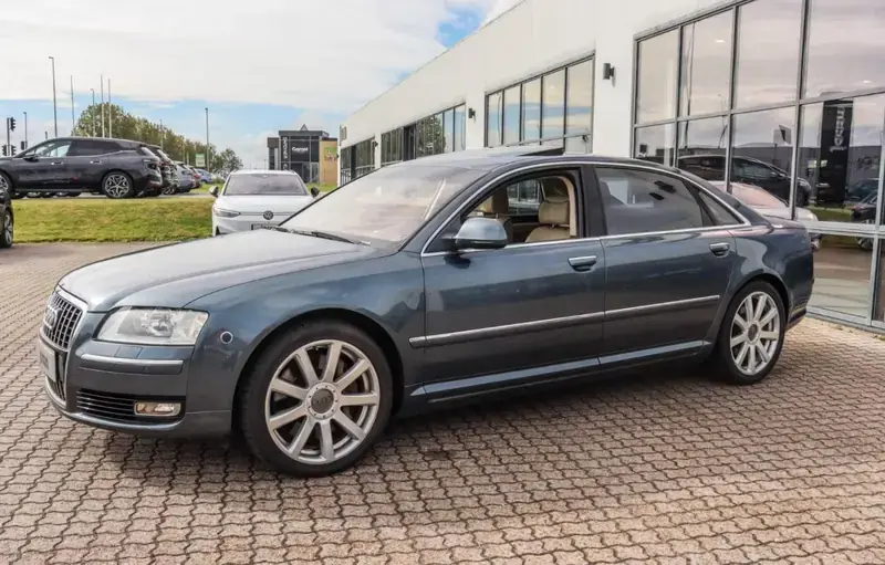 Audi A8L W12 Royal iz 2008. godine iz flote Rent a Car Stella